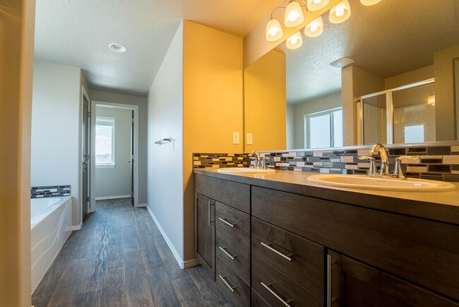 Building Photo - 705 Condor Dr