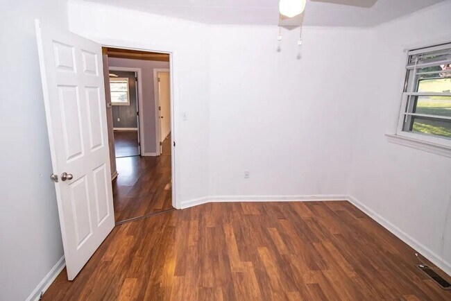 Building Photo - Spacious Home Bryson City limits