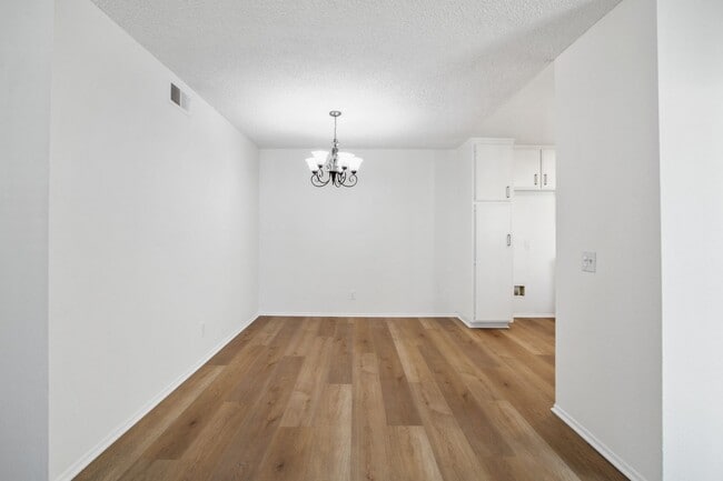 Building Photo - Ocean Views, Fully Remodeled Kitchen,Iconi...