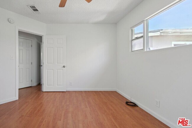 Building Photo - 6612 De Longpre Ave