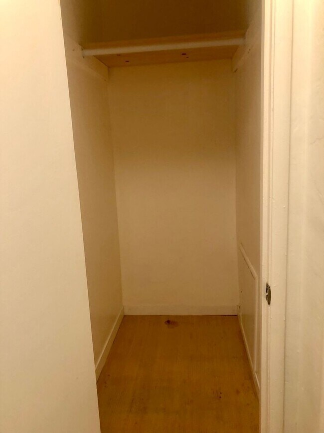 Building Photo - Remodeled top floor 1 Bd with hardwood flooring and spacious modern kitchen!