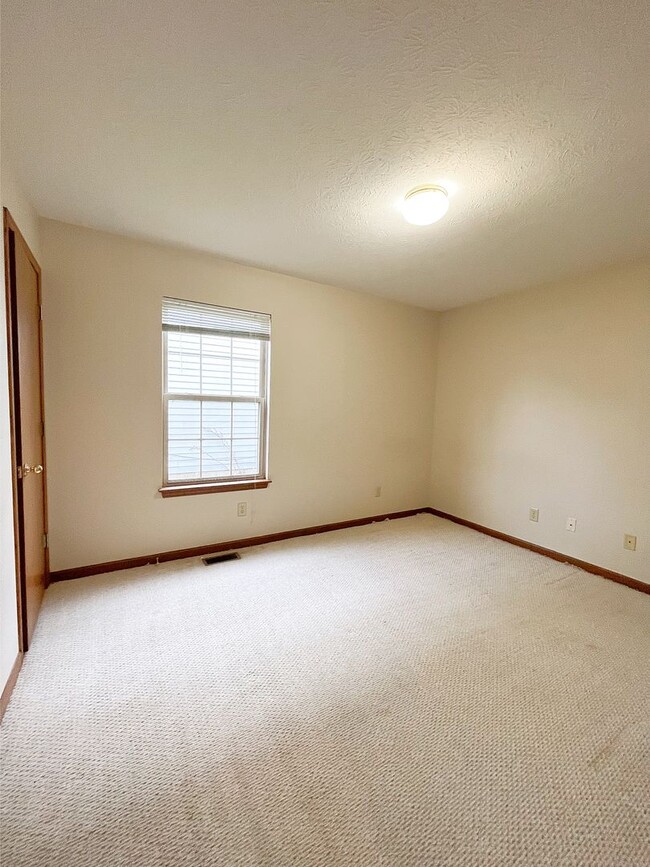 Building Photo - Large 2 Bedroom Condo