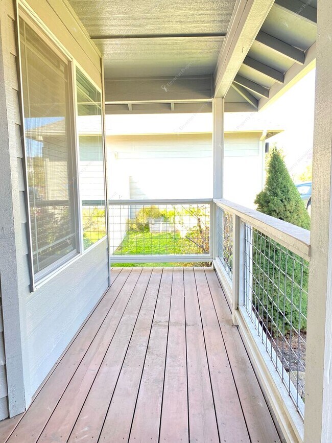 Building Photo - **Unfurnished** Spacious single-level 3 BR...