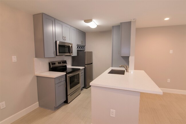 Building Photo - 2201 Fountain View Dr