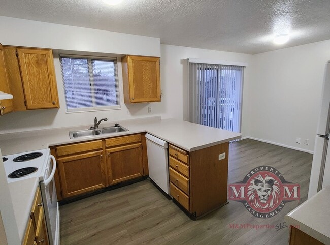 Building Photo - Beautiful Remodeled 4 Bd 2 Bath Home