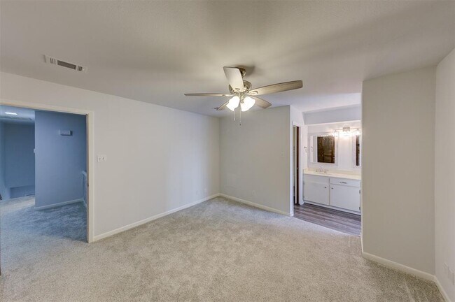 Building Photo - 2452 Country Club Dr