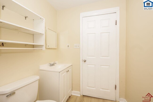 Building Photo - 1002 33rd Ave N