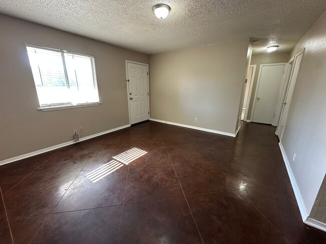 Building Photo - 210 Memory Ln