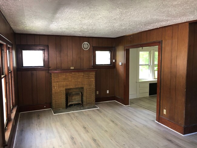 Building Photo - Spacious 4-Bedroom Home for Lease in Akron