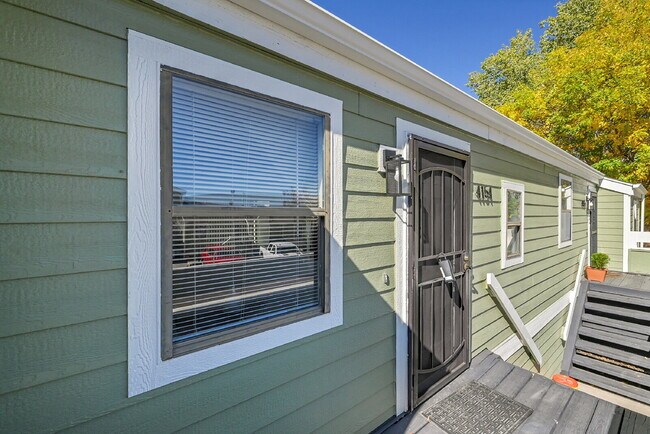 Building Photo - $2,085.00 - $500 OFF First Months' Rent - 3 Bedrooms, 2 Bathrooms Townhouse in Aurora with Washer...