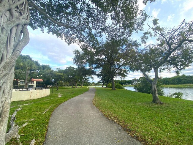 Building Photo - 2322 S Cypress Bend Dr