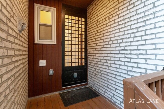 Building Photo - Professionally Managed & Recently Renovate...