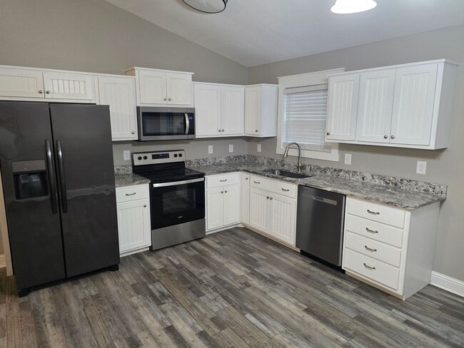 Building Photo - VERY NICE 3/2 HOUSE IN TUNNEL HILL