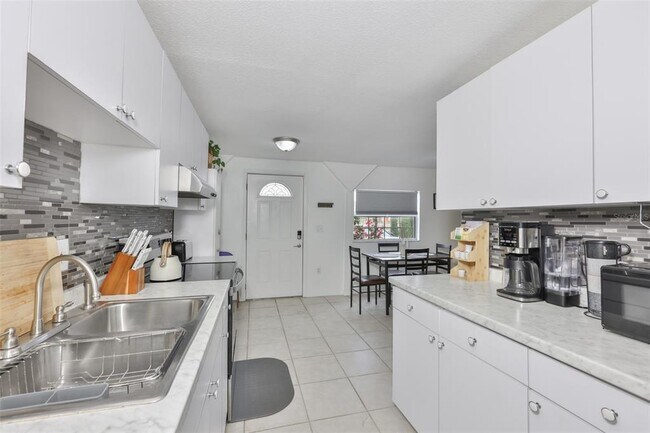 Building Photo - 2575 S Himes Ave