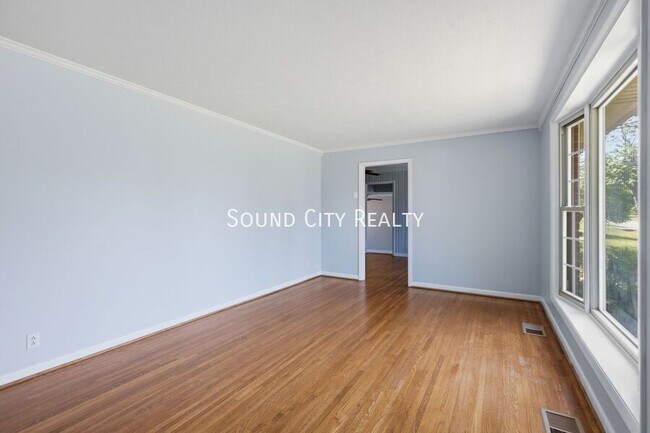 Building Photo - 7016 Bonnalake Dr