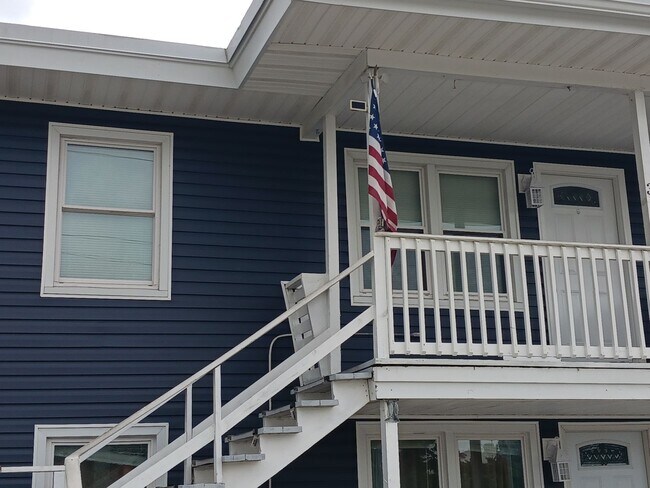 Building Photo - Walk to the Beach! Unfurnished, 2 Bedroom,...
