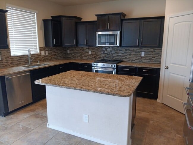 Building Photo - **Beautiful 4 Bedroom Home**Located in Lom...