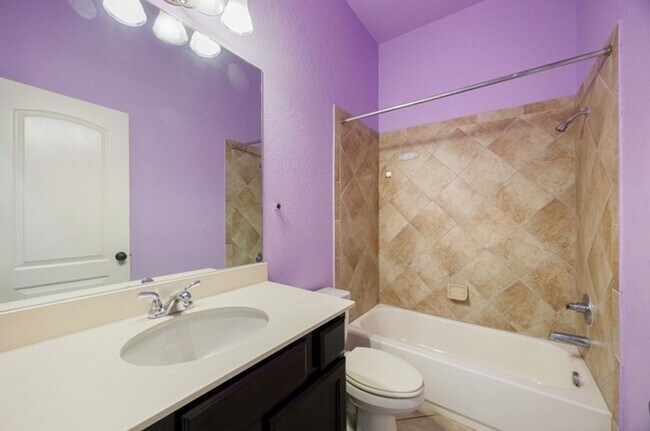 Building Photo - 518 Lucrezia