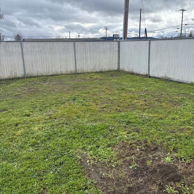 Building Photo - 435 NE Russell Ave