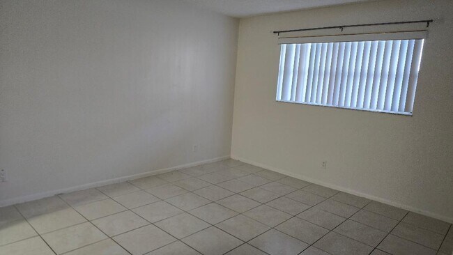 Building Photo - 8040 N Colony Cir