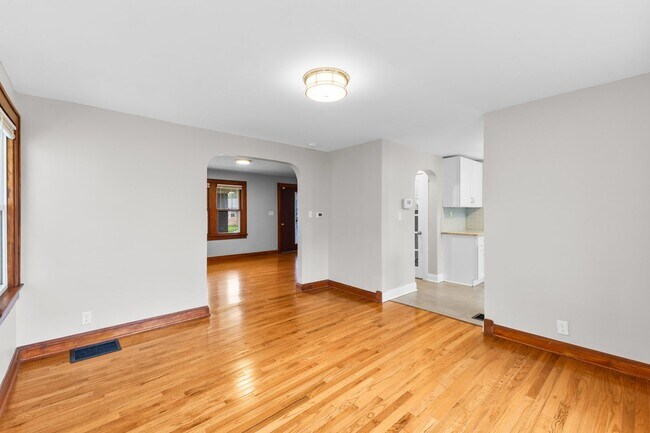 Building Photo - Charming 3-Bed Dutch Colonial with Modern Updates & Massive Yard – Minutes from German Village!
