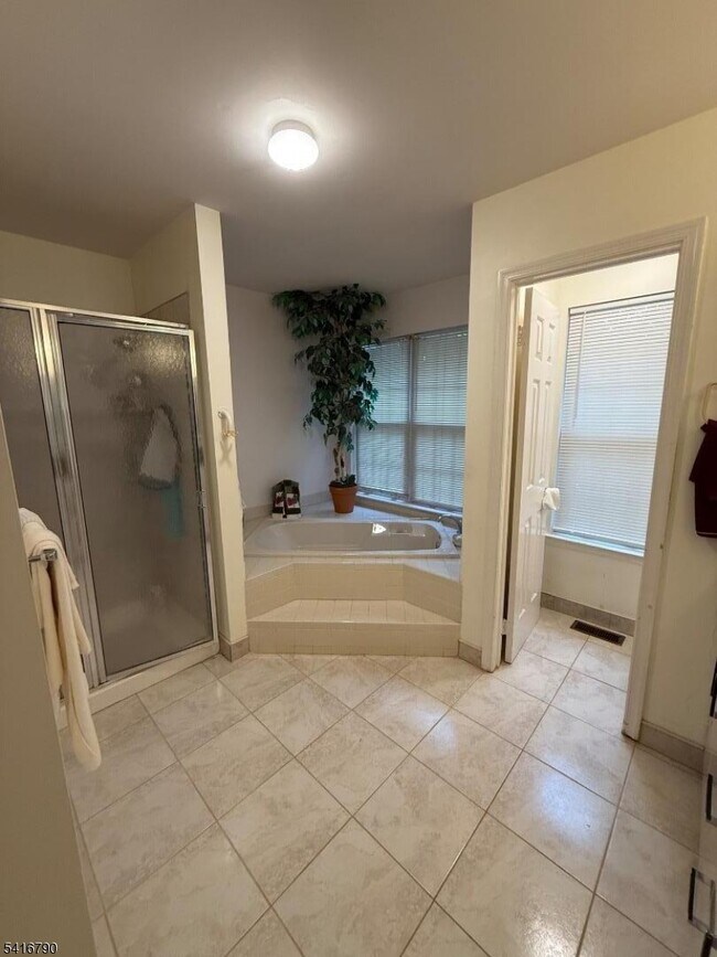 Building Photo - 195 Matlook Pl