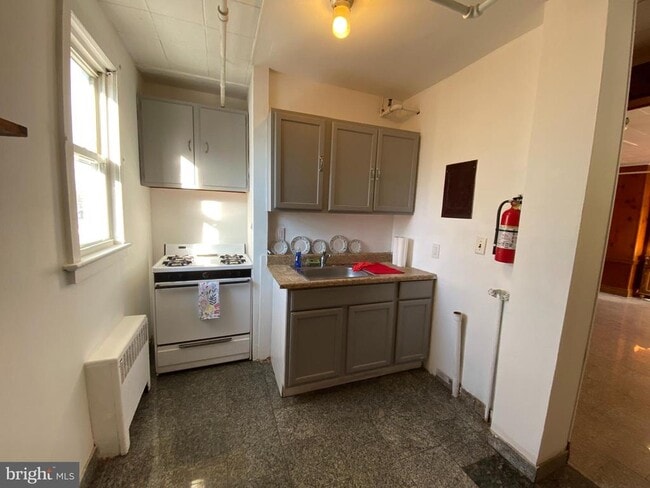 Building Photo - 13 E St