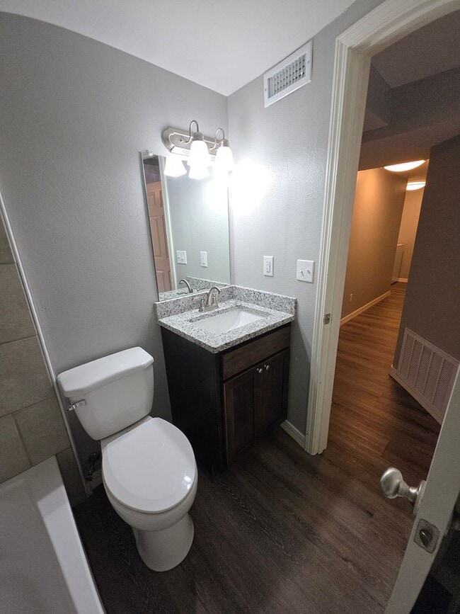 Building Photo - 709 W 13th St