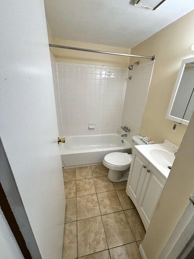 Building Photo - 1769 Village Green Dr