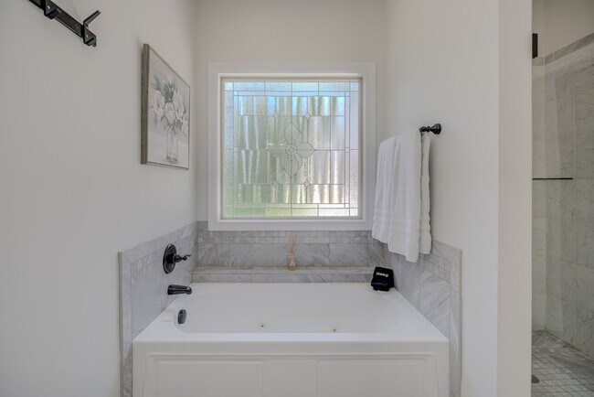 Building Photo - Fully Furnished, Short Term Rental, 1 Month Mimimum