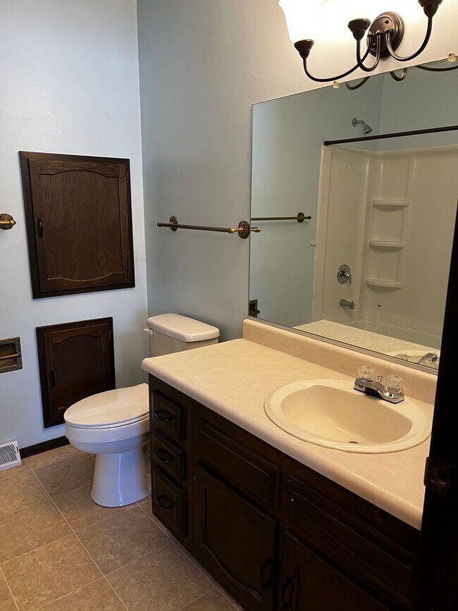 Building Photo - 3 Bed/3 Bath with Fenced in Yard!