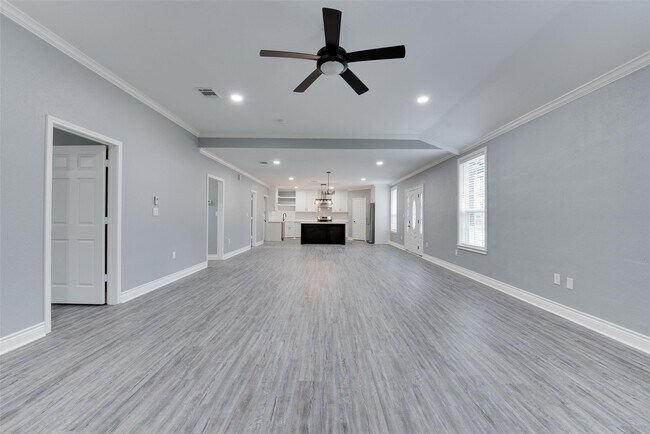 Building Photo - 10622 Rustling Oaks Dr
