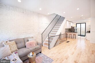 Building Photo - 2539 Collins St