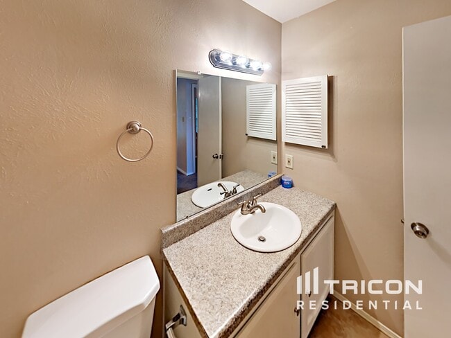 Building Photo - 1378 Southridge Dr