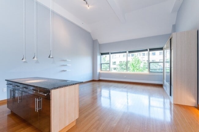 Building Photo - 290 Pleasant St