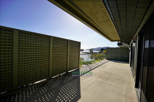 Building Photo - 16 Greenwood Bay Dr