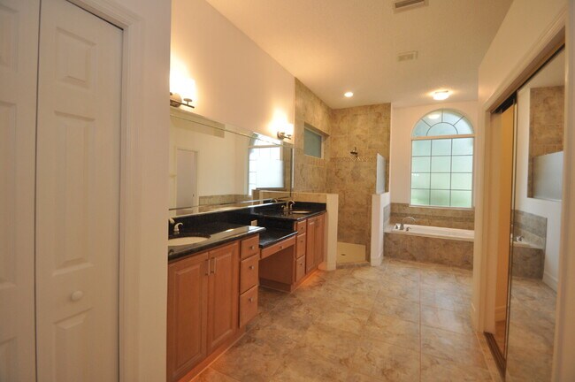 Building Photo - 12 Clementina Ct