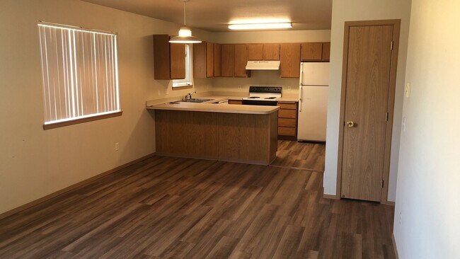 Building Photo - 305 NW Parr Dr