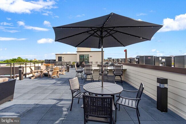 Building Photo - 701 N Henry St