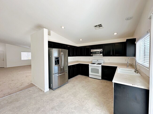 Building Photo - SINGLE STORY HOME WITH CASITA IN GATED COMMUNITY