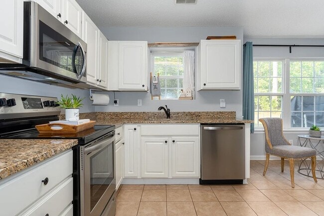 Building Photo - Spacious home located in the beautiful and...