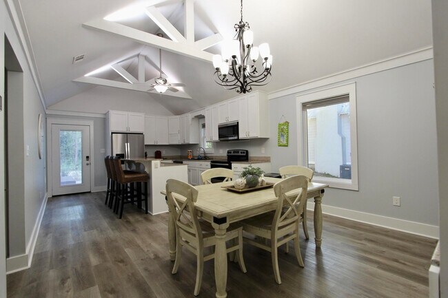 Building Photo - 8 Sally Ln