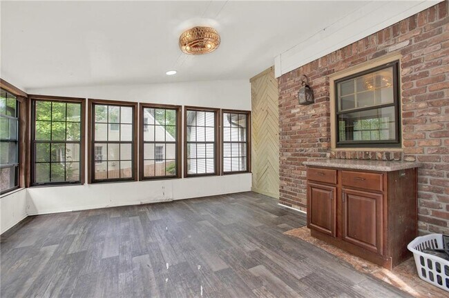 Building Photo - 3270 Brookview Dr