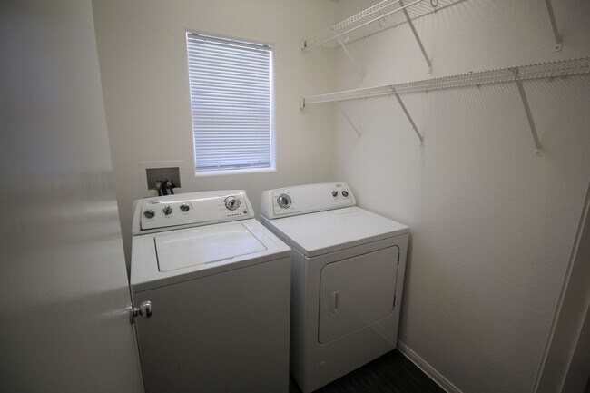 Building Photo - Fantastic 3bed/2.5 bath in Southwest ready for immediate move-in!