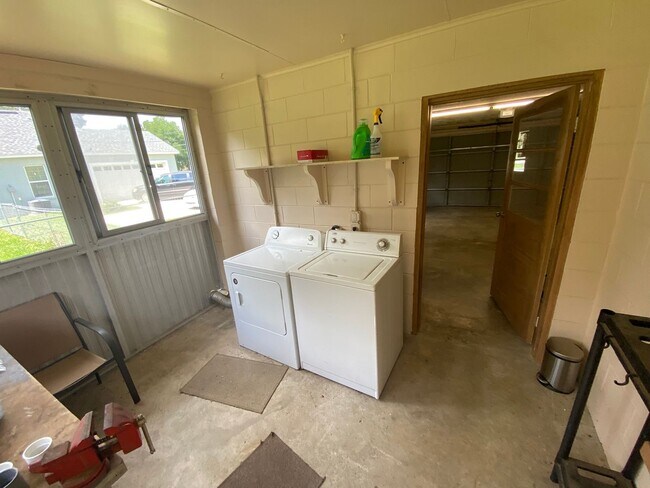 Building Photo - Family and pet friendly ANNUAL LEASE just ...