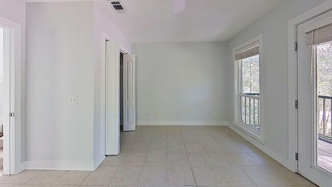 Building Photo - 3 Bdrm Home with 3rd floor loft in Pt Washington