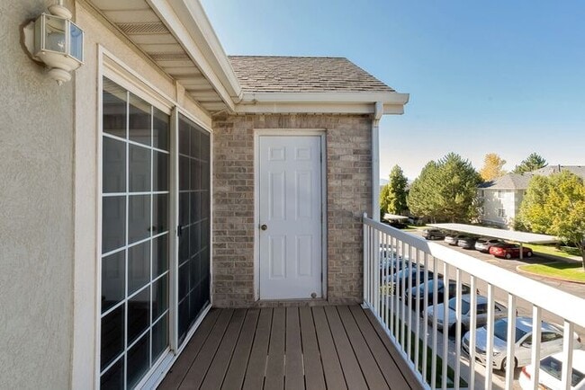 Building Photo - 3 Bedroom Top Floor Orem Condo w Awesome Amenities!