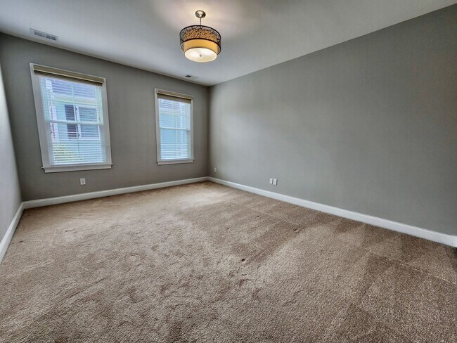 Building Photo - Four bedroom 10 minutes from the beaches o...