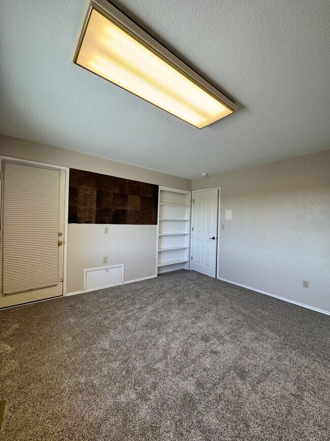 Building Photo - Large lower valley home, freshly remodeled, must see inside!