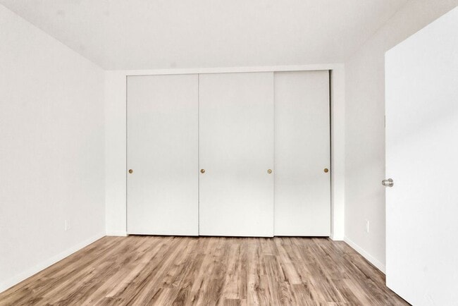 Building Photo - Great three bedroom townhome in UTC! Avail...